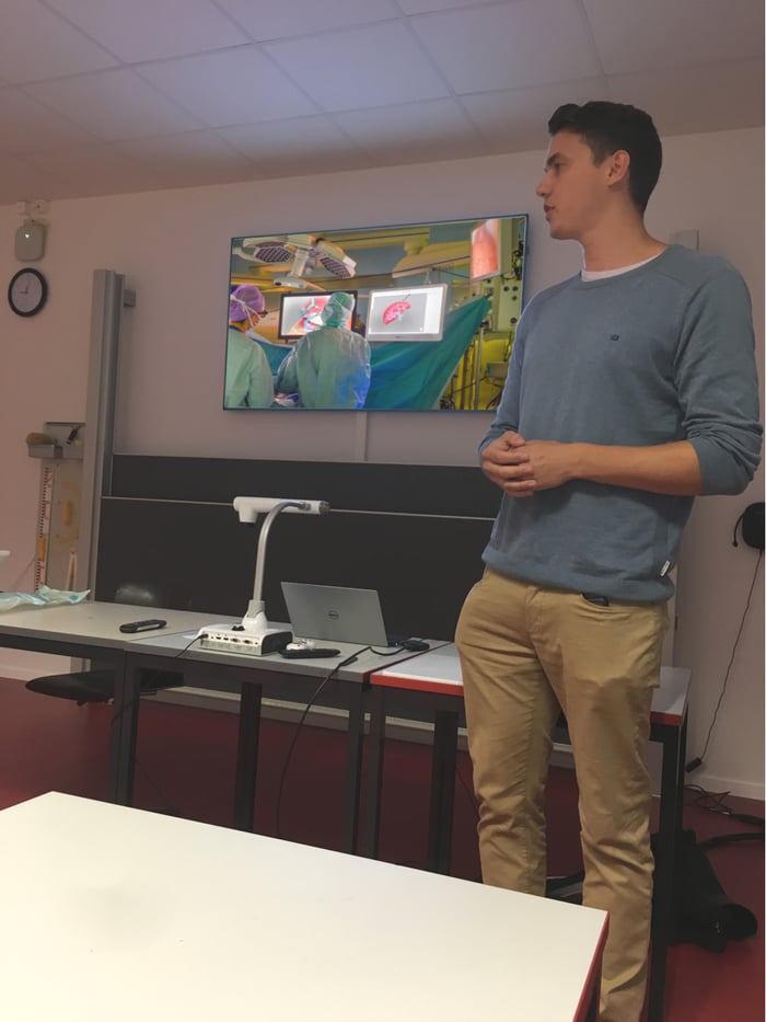 Benjamin Eigl, software engineer at CAScination, is presenting his work to students at Hofwil Gymnasium.